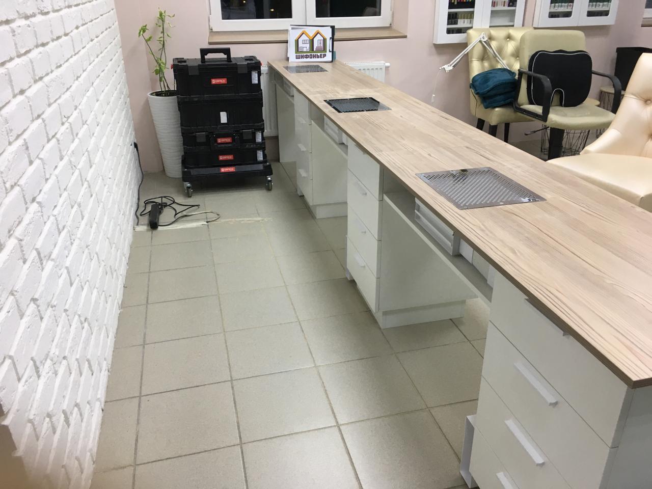 Рабочее место мастера маникюра Рабочее место мастера маникюра